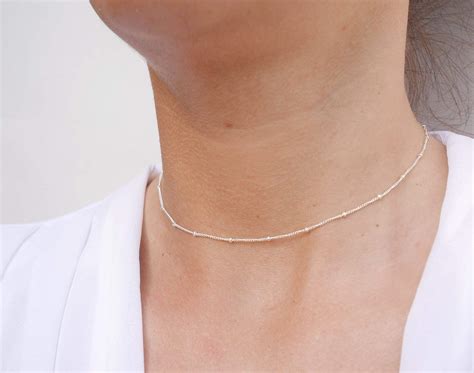 collier choker argent cou.